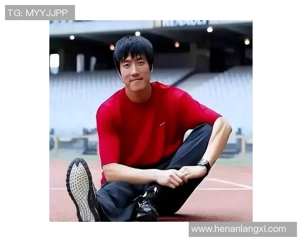 当年绿茵场上万人追捧的巨星如今却在寂静看台回望昔日辉煌